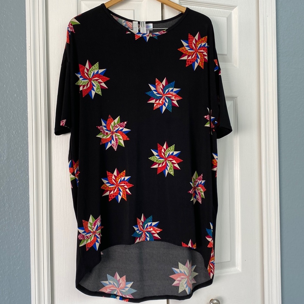 LuLaRoe black tunic w/pinwheel pattern size medium